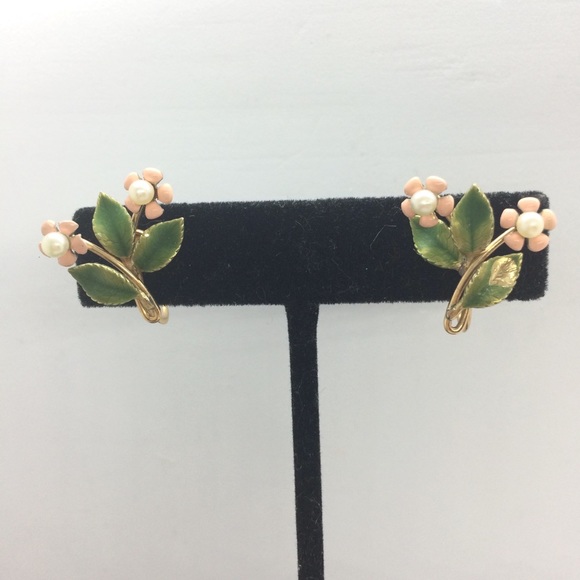 !!SOLD!! VINTAGE KREMENTZ DAUX PEARL PAINTED FLOWER SCREWBACK EARRINGS - Picture 13 of 15